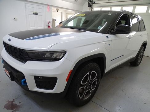 Certified 2023 Jeep Grand Cherokee Trailhawk w/ Luxury Tech Group III AWD/4WD image 18