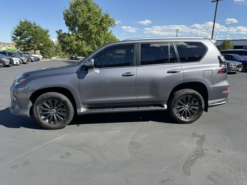 Used 2023 Lexus GX 460 Premium w/ Accessory Package AWD/4WD image 4