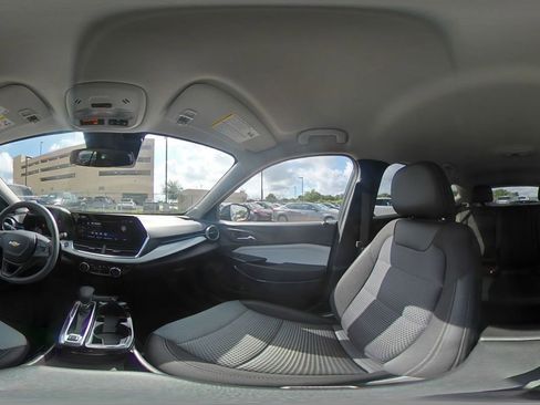 Used 2025 Chevrolet Trax LT FWD image 41