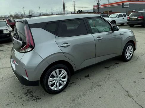 Used 2023 Kia Soul LX image 2