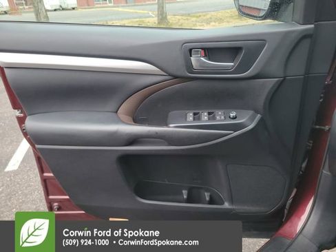 Used 2019 Toyota Highlander XLE image 24