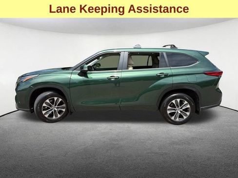 Used 2023 Toyota Highlander XLE AWD/4WD image 6