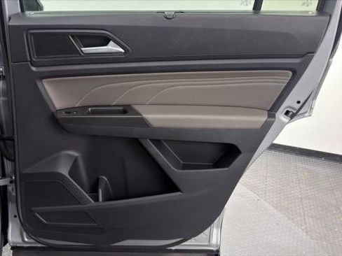 Used 2023 Volkswagen Atlas SE w/ Black Wheel Package FWD image 21