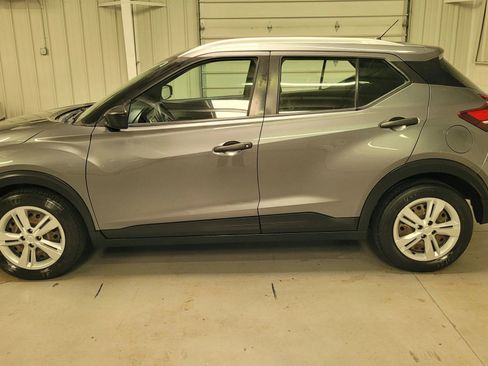Used 2019 Nissan Kicks S image 3