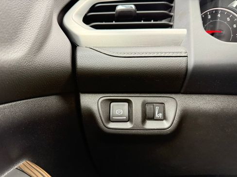 Used 2023 GMC Acadia SLE FWD image 12