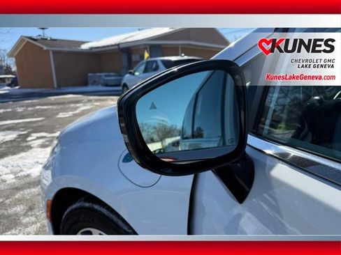 Used 2024 Chrysler Pacifica Select image 22