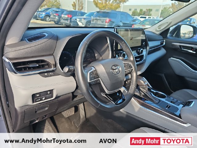 Used 2023 Toyota Highlander Limited FWD image 9