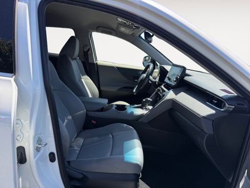 Used 2022 Toyota Venza LE AWD/4WD image 19