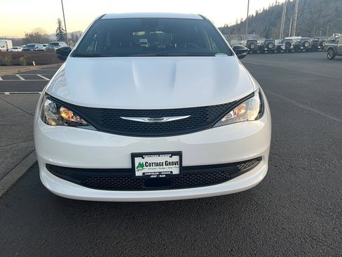 New 2026 Chrysler Voyager LX image 5