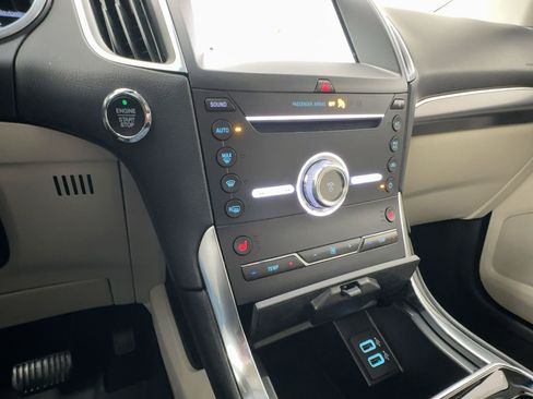 Used 2019 Ford Edge Titanium image 16