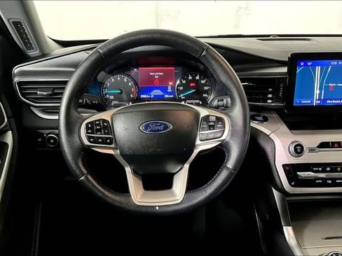 Used 2023 Ford Explorer XLT w/ Equipment Group 202A image 5