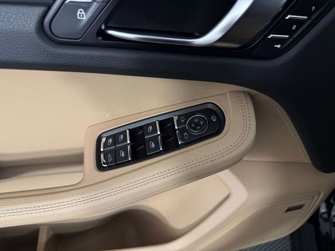 Certified 2025 Porsche Macan Base image 20