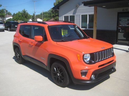 Used 2019 Jeep Renegade Latitude w/ Cold Weather Group image 2