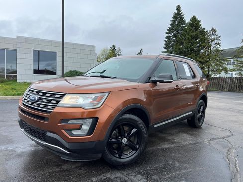 Used 2017 Ford Explorer XLT w/ Equipment Group 201A AWD/4WD image 2