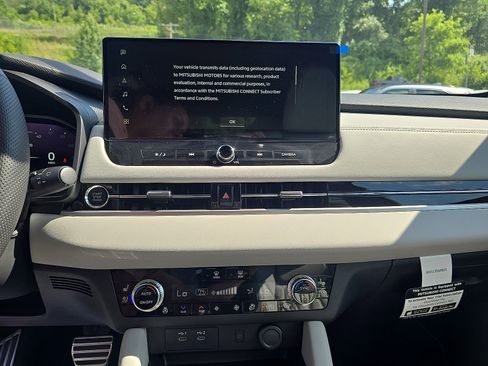 New 2025 Mitsubishi Outlander AWD image 19