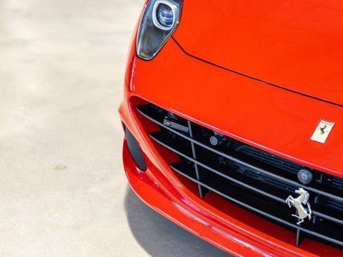 Used 2015 Ferrari California T RWD image 11