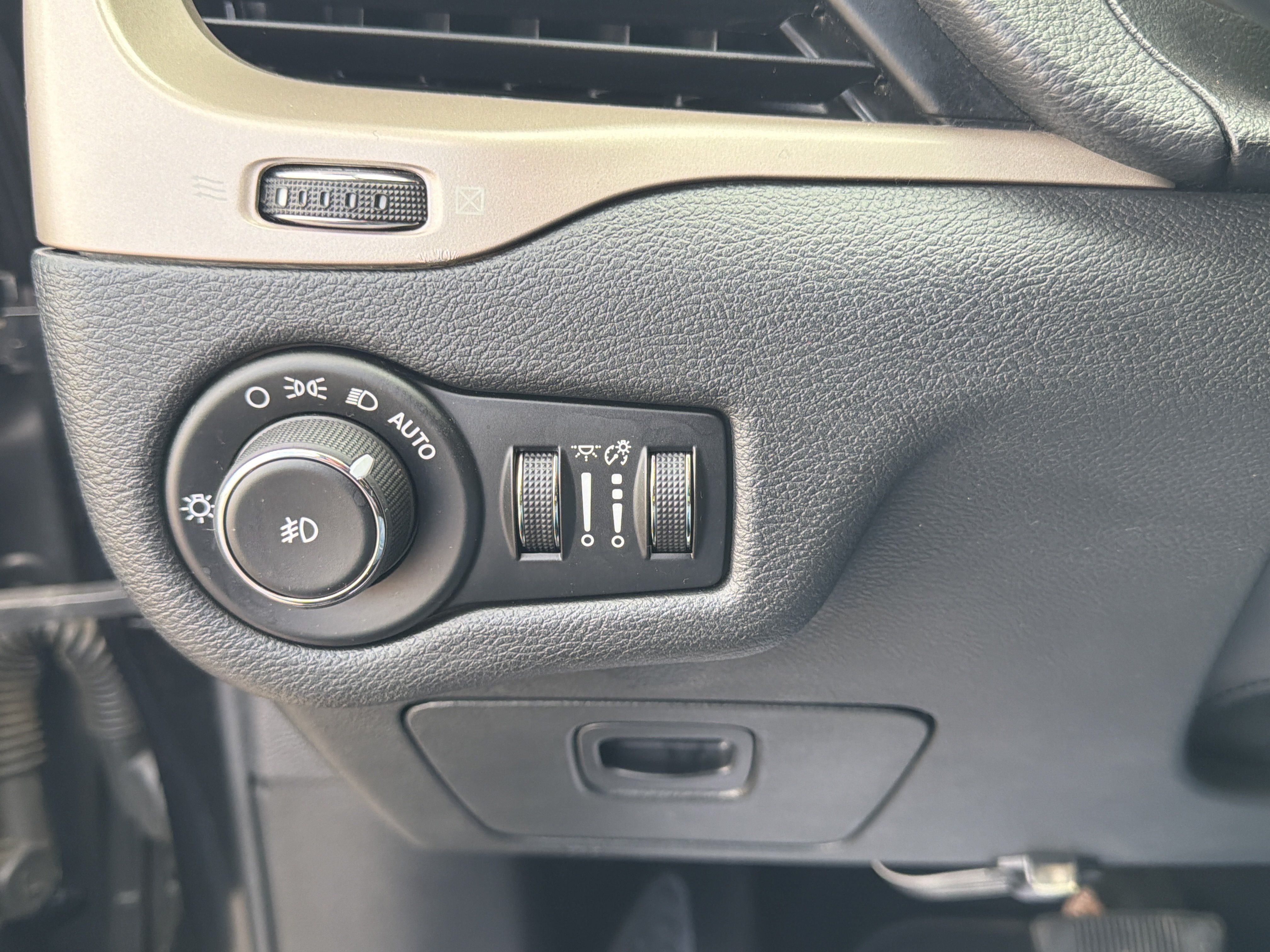 Used 2016 Jeep Cherokee Latitude FWD image 14