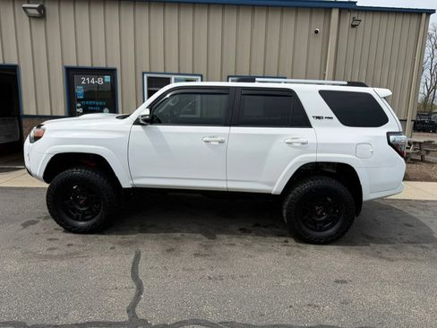 Used 2018 Toyota 4Runner TRD Off-Road Premium AWD/4WD image 3