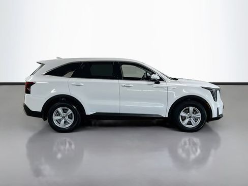 Certified 2024 Kia Sorento LX FWD image 8