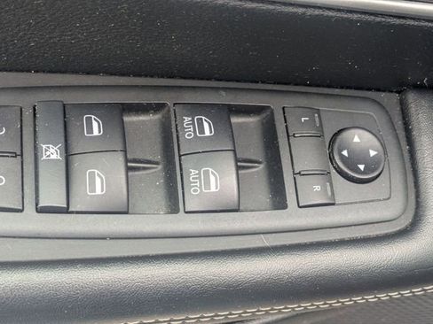 Used 2020 Chrysler Pacifica Touring-L FWD image 12