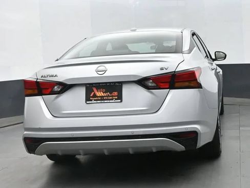 Used 2024 Nissan Altima 2.5 SV FWD image 8
