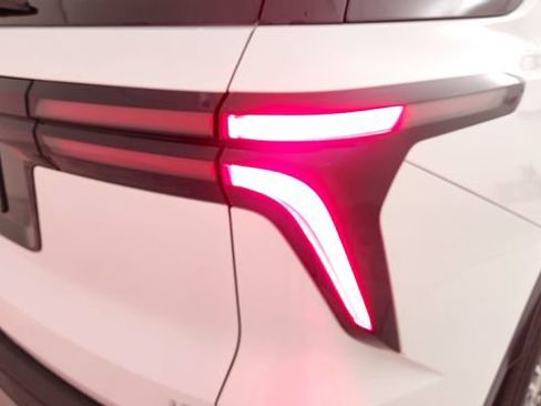 Used 2024 Chevrolet Traverse LT image 11