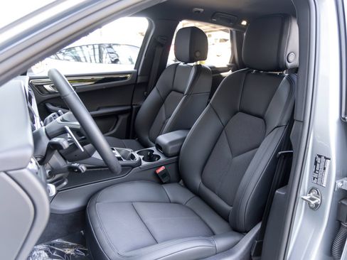 Certified 2026 Porsche Macan AWD/4WD image 5