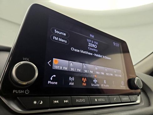 Used 2023 Nissan Rogue SV image 3