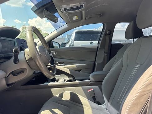 Used 2022 Hyundai Elantra SEL w/ Convenience Package FWD image 13