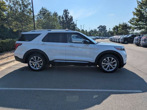 Certified 2023 Ford Explorer Platinum w/ Technology Package AWD/4WD image 3