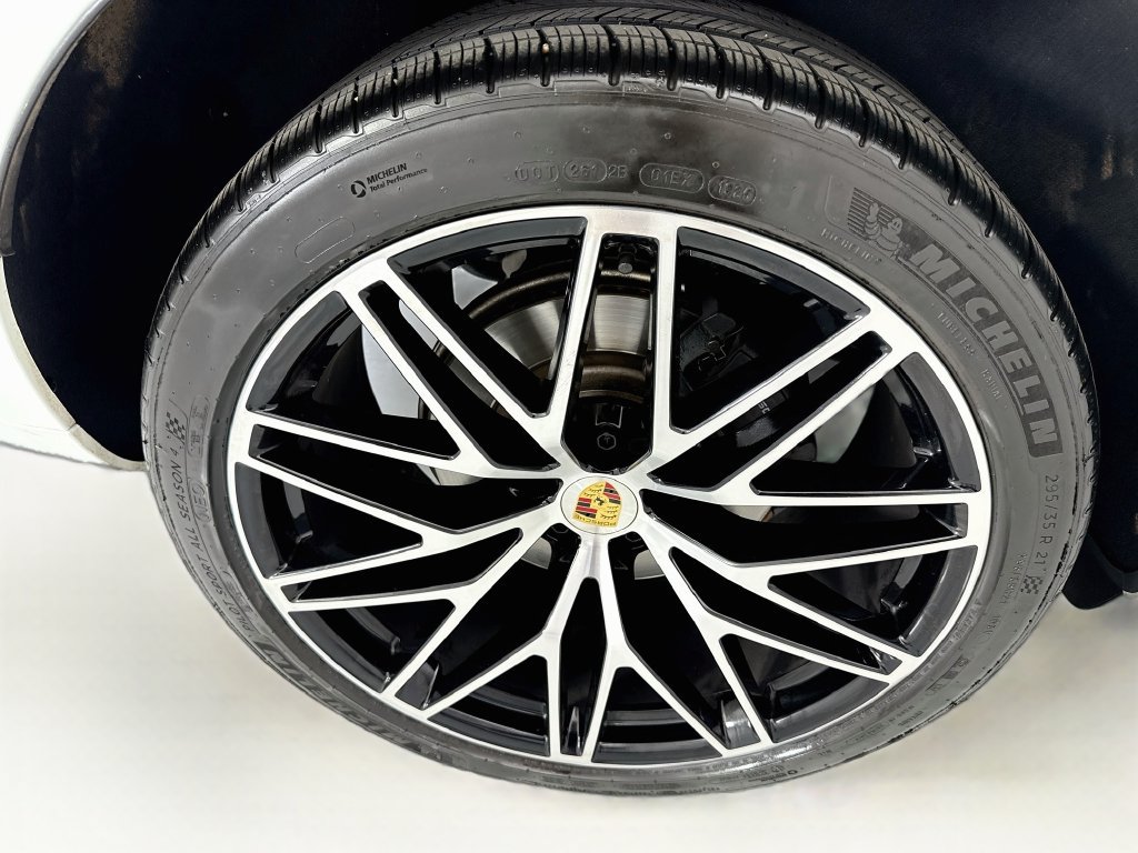 Used 2023 Porsche Macan AWD/4WD image 32