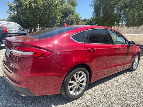 Used 2020 Ford Fusion SE FWD image 3