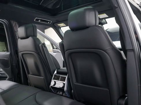 Used 2025 Land Rover Range Rover SE image 36