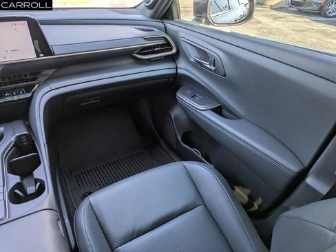 Used 2023 Toyota Crown Limited image 18