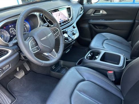 Used 2025 Chrysler Pacifica Select image 10
