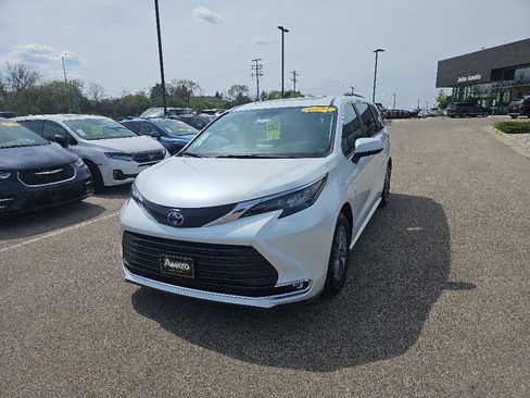 Used 2024 Toyota Sienna XLE AWD/4WD image 1