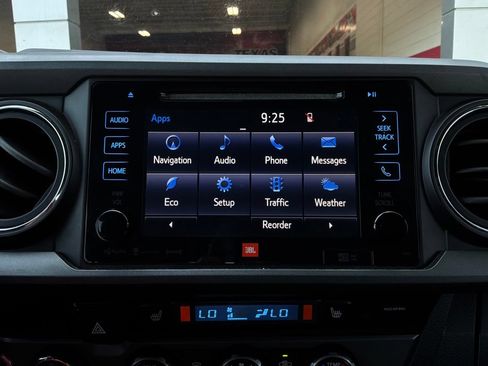 Used 2018 Toyota Tacoma TRD Off-Road AWD/4WD image 32
