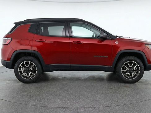 Used 2025 Jeep Compass Trailhawk image 11