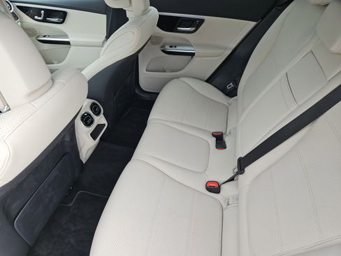 Used 2025 Mercedes-Benz GLC 300 4MATIC image 25
