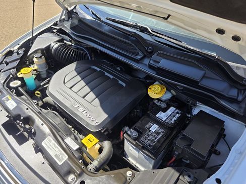 Used 2015 Chrysler Town & Country Touring FWD image 37