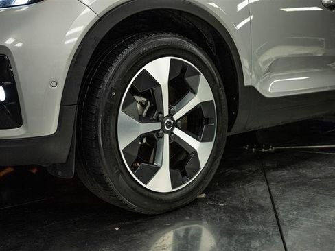 Used 2023 Volvo XC40 B4 Ultimate image 3