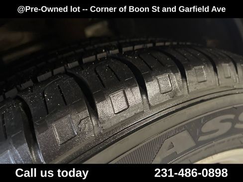 Used 2014 Ford Escape Titanium w/ Equipment Group 401A AWD/4WD image 12