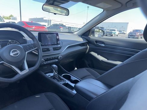 Used 2024 Nissan Altima 2.5 SV FWD image 11