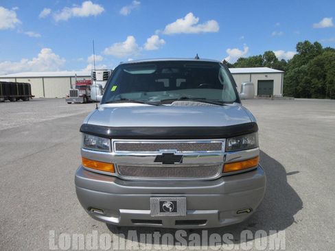 Used 2018 Chevrolet Express 2500 Extended w/ Enhanced Convenience Package image 9