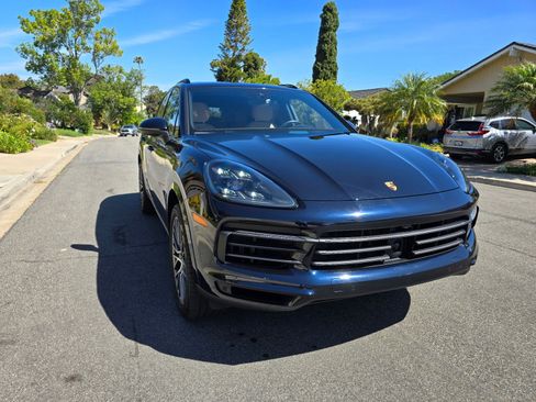 Used 2022 Porsche Cayenne Platinum Edition w/ Premium Package Plus image 4