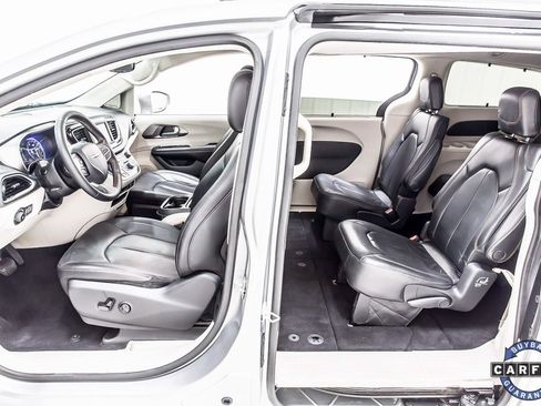 Used 2020 Chrysler Pacifica Touring-L image 27