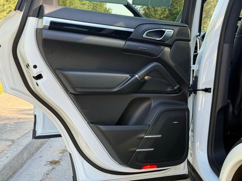 Used 2018 Porsche Cayenne Platinum Edition image 27