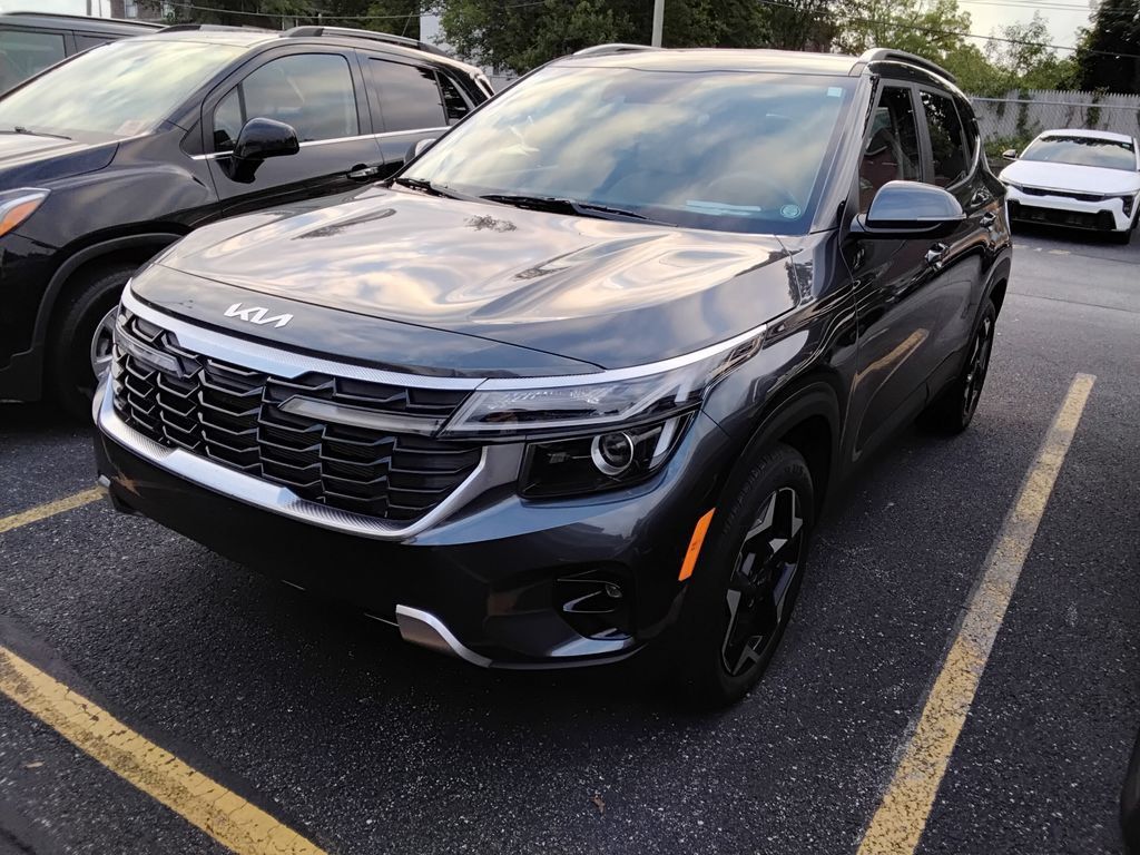 Used 2024 Kia Seltos EX FWD image 2