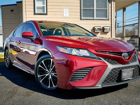 Used 2018 Toyota Camry SE FWD image 3