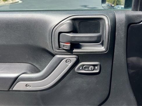 Used 2018 Jeep Wrangler Sahara w/ Connectivity Group image 27